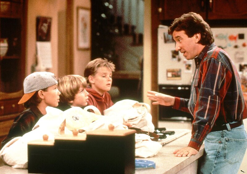 Tim (Tim Allen, re.) verdonnert seine Söhne (v.li.: Jonathan Taylor Thomas, Taran Noah Smith, Zachery Ty Bryan) zu einer gemeinsamen Bastelstunde, weil Jill sich zum Muttertag Geschenke wünscht, die von Herzen kommen. – Bild: RTL