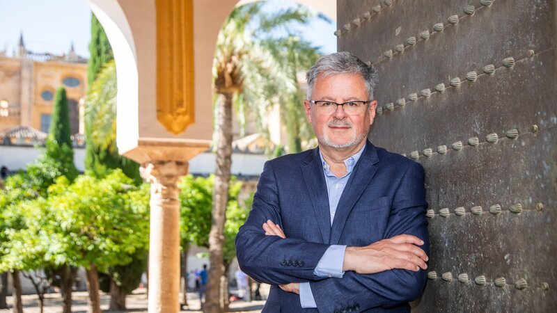 Moderator Christopher Clark im Hof der Mezquita in Cordoba – Bild: 3sat
