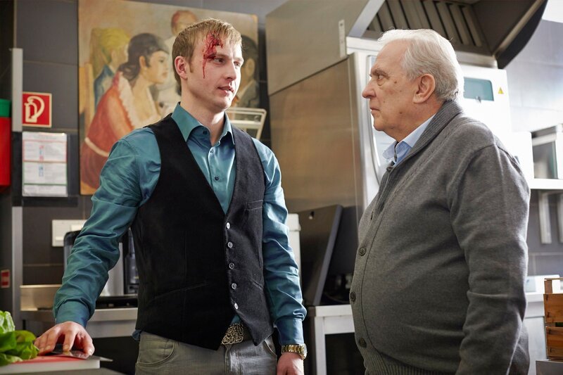 Kaum sind die Kommissare aus dem Haus, lässt Clanchef Dimitri Achmatowski (Valentin Platareanu, r.) seinen Sohn Jurij (Konstantin Frolov) spüren, wen er für den Polizeibesuch und die missglückte Entführung verantwortlich macht … – Bild: RTL /​ Guido Engels