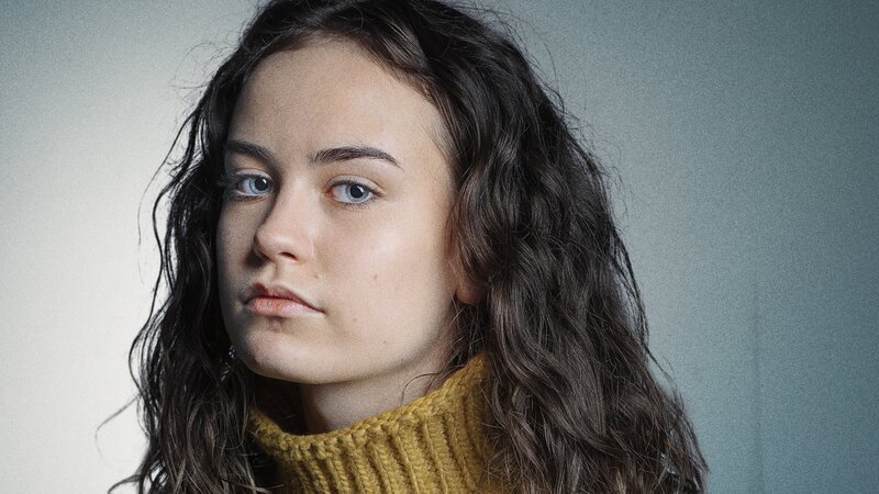 Lily (Elisa Echevarria) hofft, dass Angčle ihr einen Weg zeigen kann, unsichtbar zu werden. – Bild: ZDF