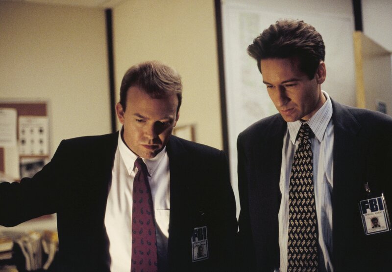 Als die erste erschaffene künstliche Intelligenz einen Widersacher umbringt, soll sie abgeschaltet werden. Doch dagegen wehrt diese sich mit gefährlichen Attacken gegen alle, die ihr zu nahekommen. Können Special Agent Jerry Lamana (Wayne Duvall, l.) und Mulder (David Duchovny, r.) helfen? – Bild: Twentieth Century Fox Film Corporation