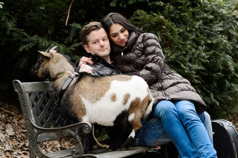 Ingo (André Dietz) und Raquel (Yara Hassan) schwelgen im Liebesglück, allerdings ahnt Ingo zu diesem Zeitpunkt nicht, dass Bea und Ben getrennt sind … – Bild: RTL Passion