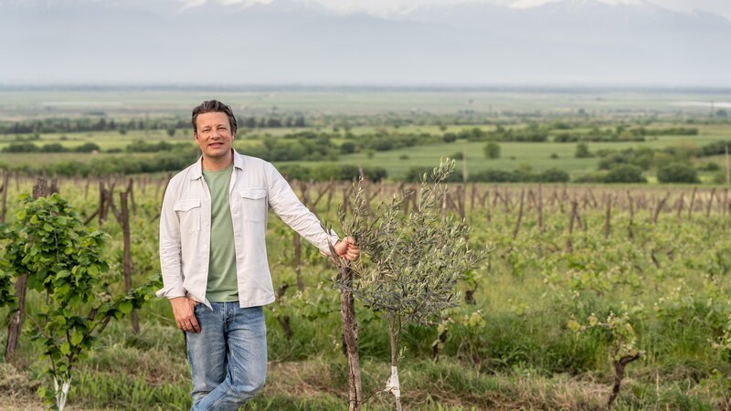 Jamie Oliver  +++ Die Verwendung des sendungsbezogenen Materials ist nur mit dem Hinweis und Verlinkung auf RTL+ gestattet. +++ – Bild: RTL /​ Jamie Oliver Enterprises Ltd, photography Chris Terry