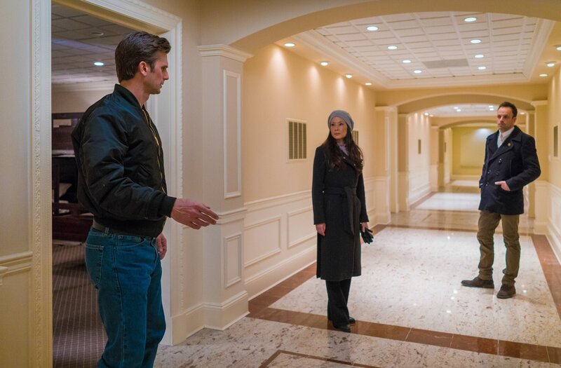 Hat Ronnie Wright (Frederick Weller, l.) etwas mit dem Verschwinden eines Arztes zu tun? Holmes (Jonny Lee Miller, r.) und Watson (Lucy Liu, M.) jedenfalls glauben, dass er etwas verbirgt … – Bild: CBS Broadcasting Inc. /​ Michael Parmelee