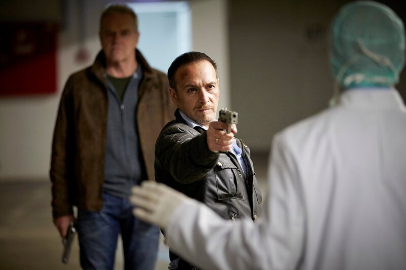 Semir (Erdogan Atalay, M.) stellt in der Tiefgarage des Krankenhauses den Unbekannten, der Sina töten wollte und kann kaum glauben, wer er ist … (im Hintergrund Jürgen Heinrich als Rainer Tannart) – Bild: RTL