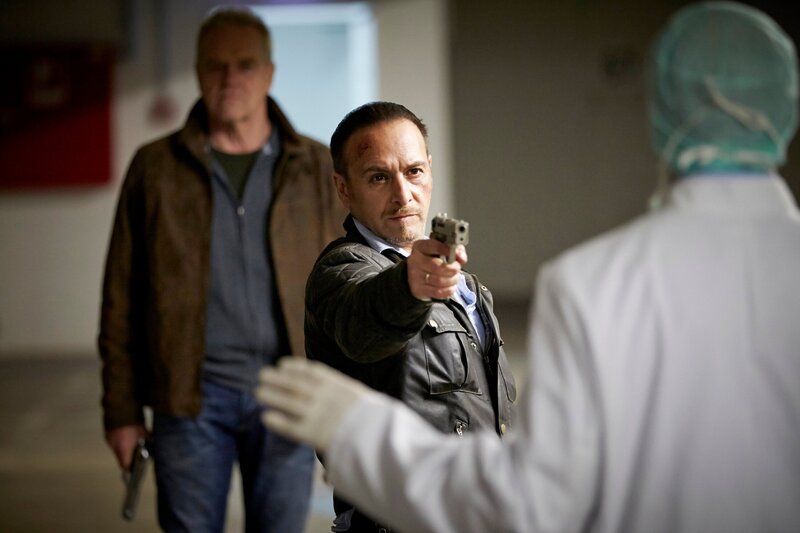 Semir (Erdogan Atalay, M.) stellt in der Tiefgarage des Krankenhauses den Unbekannten, der Sina töten wollte und kann kaum glauben, wer er ist … (im Hintergrund Jürgen Heinrich als Rainer Tannart) – Bild: RTL
