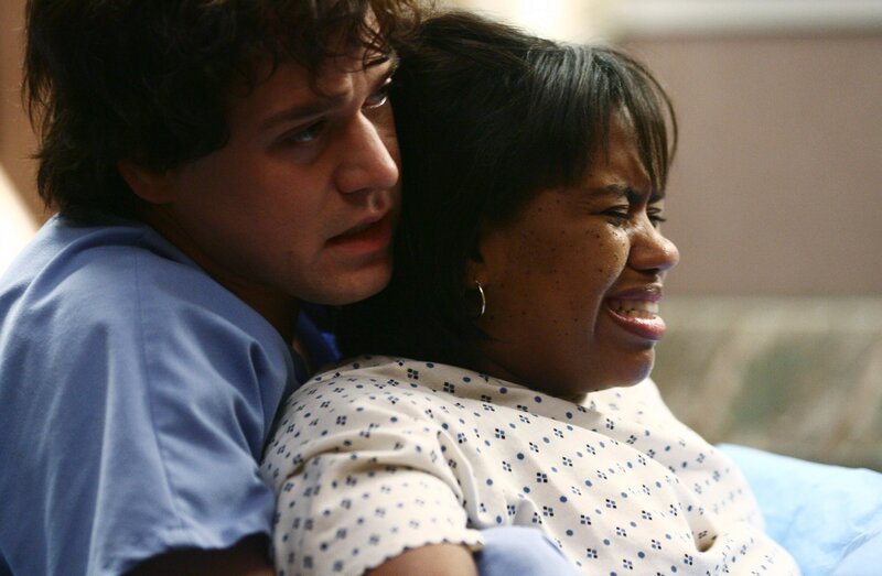 Unerwartet dringt George (T.R. Knight, l.) zu Bailey (Chandra Wilson, r.) durch und assistiert Addison bei der Geburt … – Bild: ABC, Inc. Unerwartet dringt George (T.R. Knight, l.) zu Bailey (Chandra Wilson, r.) durch und assistiert Addison bei der Geburt … – Bild: ABC, Inc.