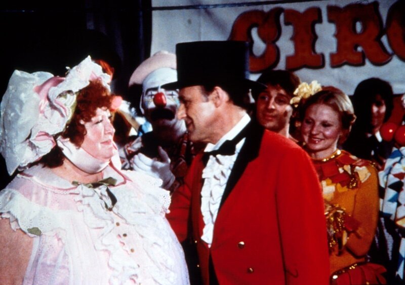 Die Wogen sind geglättet: Nels Oleson (Richard Bull, r.) verspricht seiner Schwester Annabelle (Harriet Gibson, l.) in Zukunft zu ihr zu stehen. – Bild: Sat.1 Gold