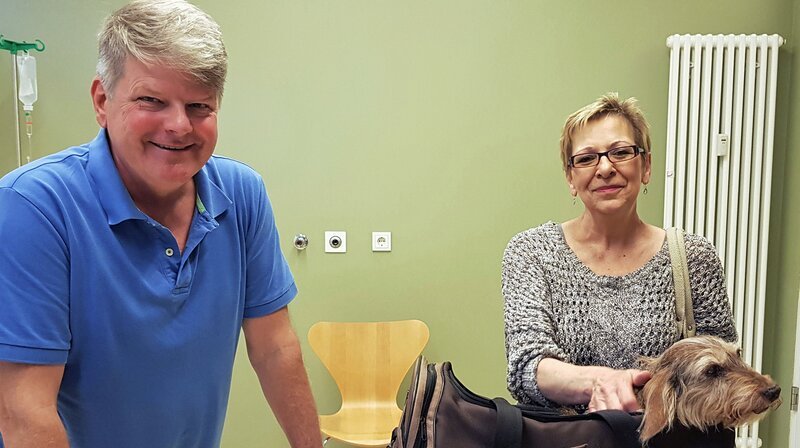 Die betagte Dackeldame Jule ist nicht gut zu Fuß. Dr. von Manteuffel hat Hündin und Besitzerin daher schnell mit dem Auto abgeholt. – Bild: NDR/​Doclights GmbH 2019
