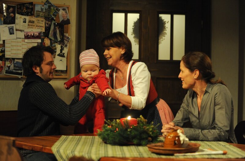 Flori ist für jede Hilfe dankbar. Von links: Florian (Tommy Schwimmer), Rosi (Brigitte Walbrun) und Annalena Brunner (Heidrun Gärtner). – Bild: BR/​Marco Orlando Pichler