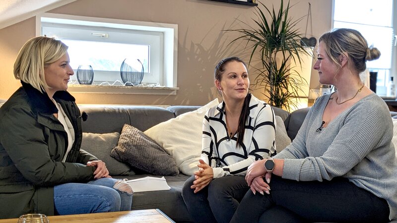 Die alleinerziehende Mutter Tanja (mi.) aus Schleswig benötigt dringend ein neues Auto. Für die Arztbesuche ihrer Mutter und ihres Sohnes Leif legt sie im Monat mehr als 900 Kilometer mit dem Auto zurück. – Bild: RTLZWEI