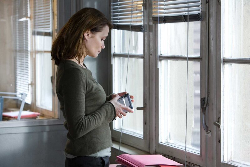 Kann es sein, dass ihre Freundin Svenja Opfer eines perfiden Frauenmörders geworden ist? Immerhin sind in den vergangenen vier Jahren sechs Patientinnen von Reiner Gerber durch „Selbstmord“ gestorben. Hannah Mangold (Anja Kling) riskiert alles, um den scheinbar einfühlsamen Psychiater zu überführen … – Bild: SAT.1 /​ Conny Klein