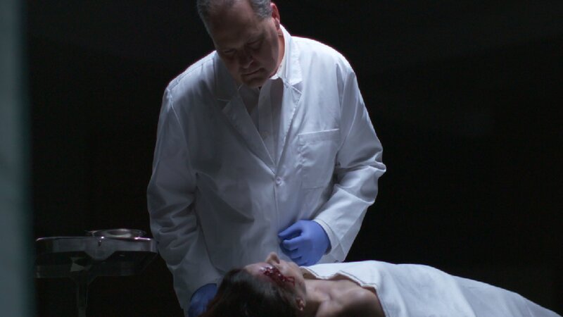 The medical examiner looks over Sandra Duyst. – Bild: Discovery Communications