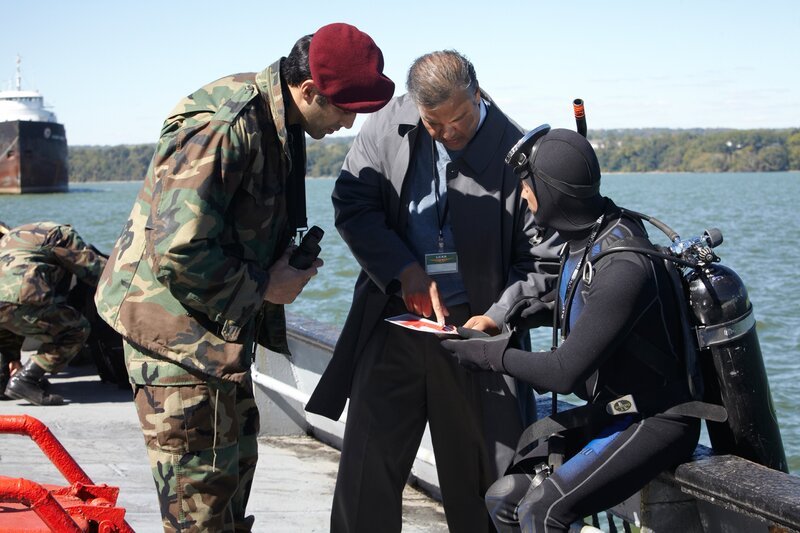 Was führte zu dem Absturz? Ein Marine-Taucher wirft einen genauen Blick auf ein Foto des Voice Recorder von Ethiopian Airlines Flug 409. Eine sorgfältige Unterwassersuche ist erforderlich, um die Black Box der Maschine zu finden, die vor der Küste des Libanon ins Mittelmeer stürzte und 90 Menschen mit in den Tod riss. – Bild: NGC /​ Cineflix
