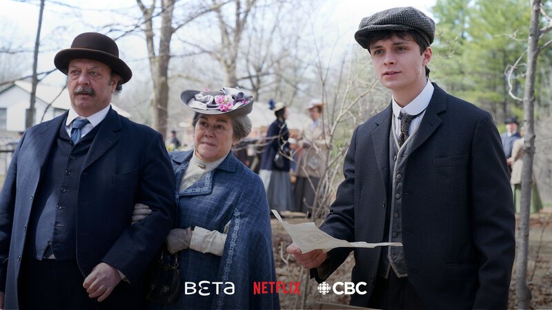 Thomas Lynde (Philip Williams), Rachel Lynde (Corinne Koslo), Gilbert Blythe (Lucas Zumann) – Bild: Bibel TV