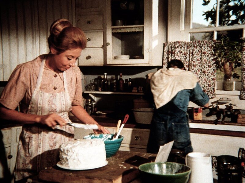 Das Jahresfest von Waltons Mountain steht kurz bevor: Olivia Walton (Michael Learned, l.) bei den Vorbereitungen für das Fest. – Bild: Sat.1 Gold