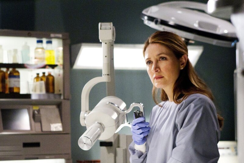 Dr. Maura Isles’ (Sasha Alexander) Obduktion an der Leiche einer ehemaligen Soldatin bringt erstaunliche Ergebnisse: Die Kugel, die sie in Afghanistan getroffen hat, wurde aus einem Armee-Revolver abgefeuert. – Bild: VOX/​Warner Bros. Inter