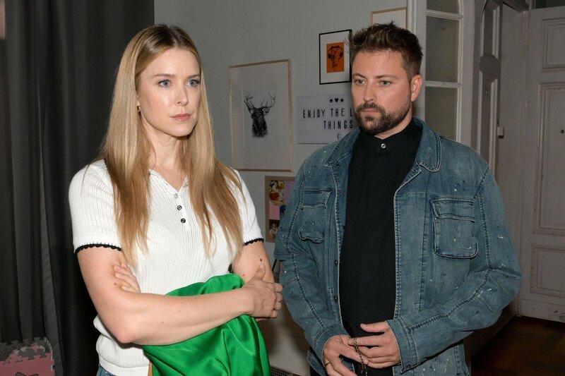 John (Felix von Jascheroff) ist enttäuscht, als Jessica (Nina Ensmann) nicht mehr für ihn lügen will. – Bild: RTL /​ Rolf Baumgartner /​ Nur das Beste für Clara