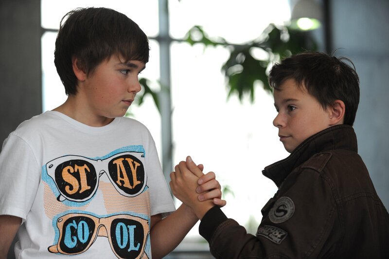 Christian verspricht seinem Freund Seppi, ihn nicht zu verraten. Von links: Christian Preissinger (Marinus Kaffl) und Seppi (Michael Spieß). – Bild: BR/​Marco Orlando Pichler