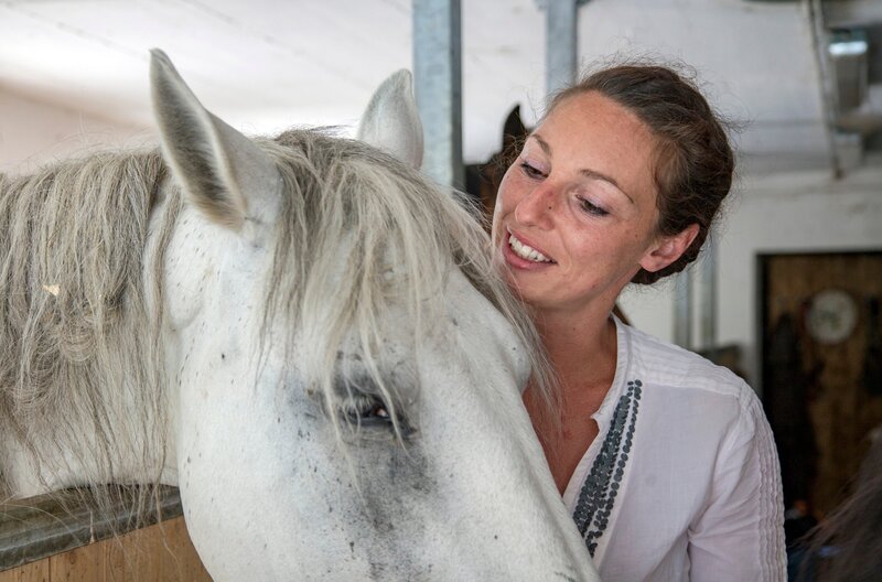 Cathi Lichtmannegger mit Pferd. Weiteres Bildmaterial finden Sie unter www.br-foto.de. – Bild: Br/​megaherz gmbh/​Robert Stein