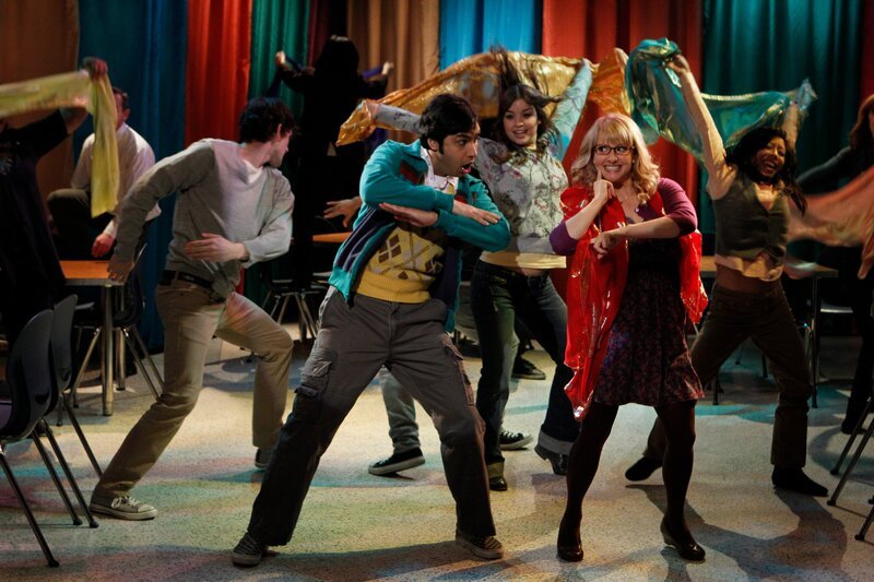 Ein Traum von Bollywood: Bernadette (Melissa Rauch, r.) und Rajesh (Kunal Nayyar, l.) – Bild: Warner Bros Television