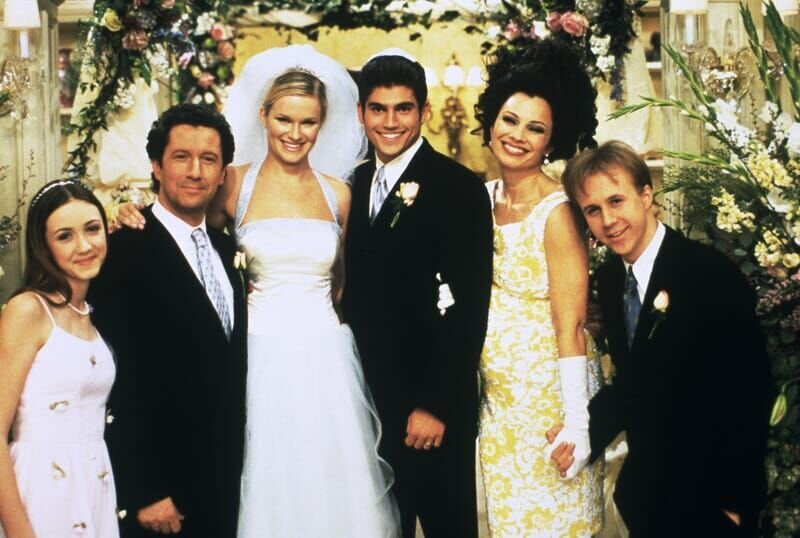 Die Familie (v.li.: Madeline Zima, Charles Shaughnessy, Nicholle Tom, Andrew Levitas, Fran Drescher, Benjamin Salisbury) feiert Maggies und Michaels Hochzeit. – Bild: RTL Nederland