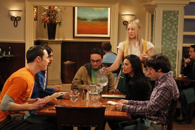Bei einem gemeinsamen Abendessen erfahren Sheldon (Jim Parsons, l.), Rajesh (Kunal Nayyar, 2.v.l.), Penny (Kaley Cuoco, stehend) und Howard (Simon Helberg, r.), dass Leonard (Johnny Galecki, 3.v.l.) und Priya (Aarti Mann, 2.v.r.) eine Beziehung eingehen wollen. – Bild: CBS BROADCASTING INC.