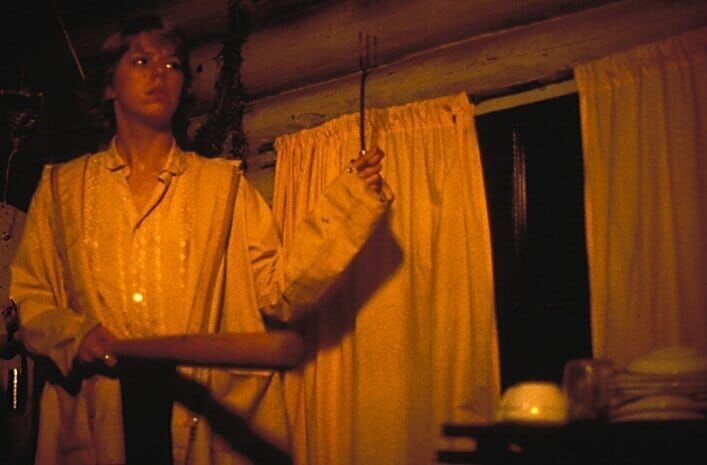 Wie Alice (Adrienne King) feststellt, sind alle ihre Camp-Kollegen tot; aus Furcht verbarrikadiert sie sich in ihrer Hütte und verwendet Grillbesteck als Waffe. – Bild: Turner / Warner Bros. Entertainment Inc. Wie Alice (Adrienne King) feststellt, sind alle ihre Camp-Kollegen tot; aus Furcht verbarrikadiert sie sich in ihrer Hütte und verwendet Grillbesteck als Waffe. – Bild: Turner / Warner Bros. Entertainment Inc.