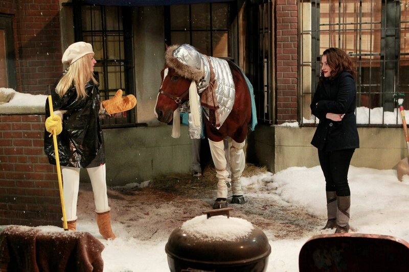 L-R: Caroline (Beth Behrs), Max (Kat Dennings) – Bild: Turner /​ WARNER BROS. TELEVISION ENTERTAINMENT /​ MONTY BRINTON /​ WBEI