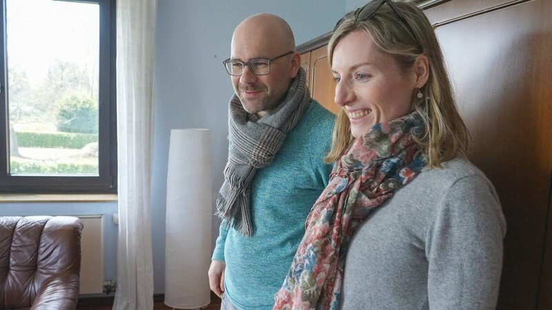 Johannes und Vivian besichtigen Haus Nummer drei. – Bild: RTL /​ Folge 3: Familien Sasse /​ Dukat – Essen