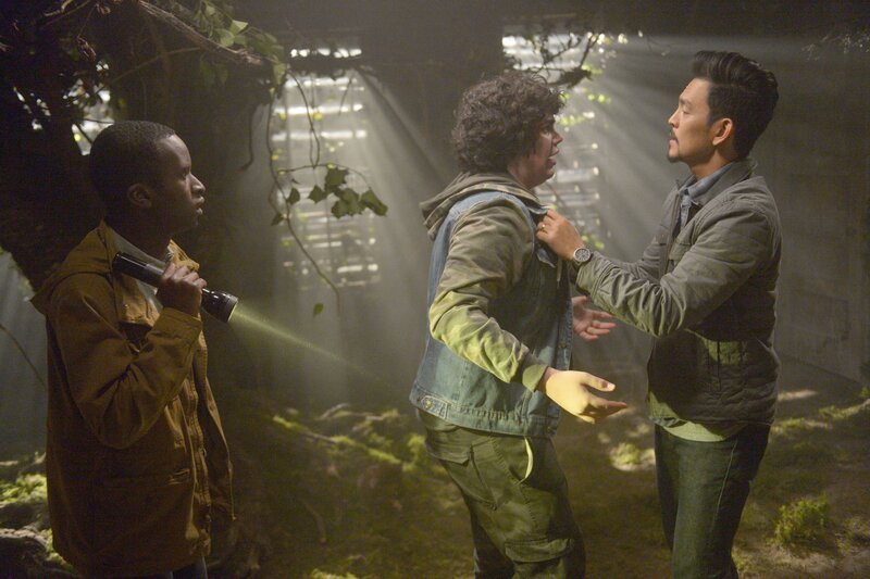 Andy (John Cho, r.), Shelby (Alex Barima, l.) und der Rest der Familie sind geschockt, als sie sehen, das Truck (Cyrus Arnold, M.) Verity verletzt hat. Doch war das wirklich Truck? – Bild: Fox and its related entities