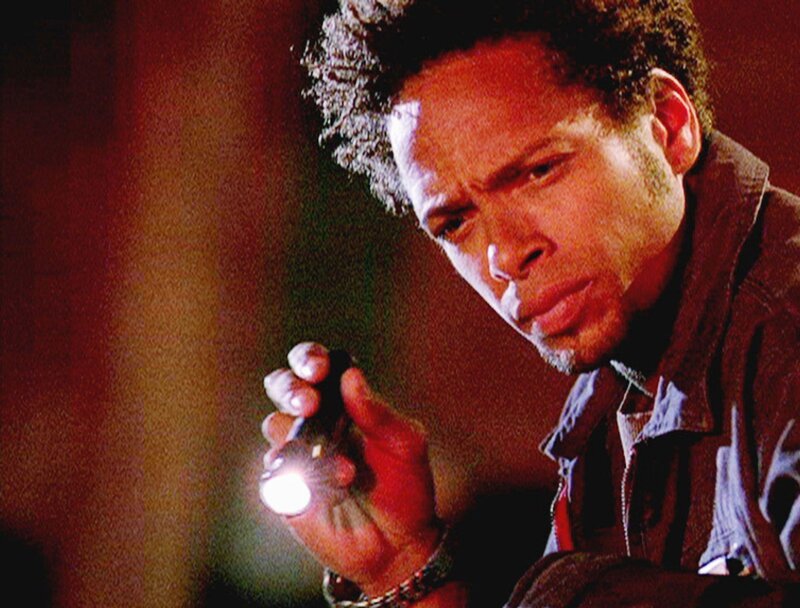 Warrick (Gary Dourdan) findet am Tatort Fasern eines synthetischen Gewebes, das nur von drei Herstellern produziert wird: eine heiße Spur? – Bild: RTL