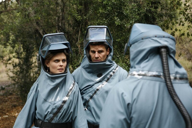 Dr. Brennan (Emily Deschanel, l.); Booth (David Boreanaz, r.) – Bild: FRM6 /​ FOX BROADCASTING COMPANY