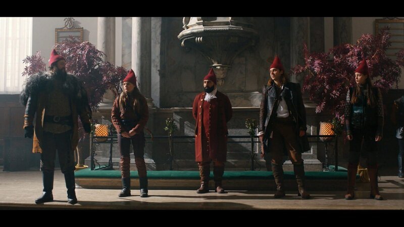 Die Königskandidaten Tinka (Josephine Chavarria Højbjerg) Falke (Villbjørk Malling Agger), Birk (Jakob Femerling) und Grot (Esben Dalgaard) müssen sich dem Volk vorstellen. – Bild: BR/​Cosmo Film/​TV2 Denmark