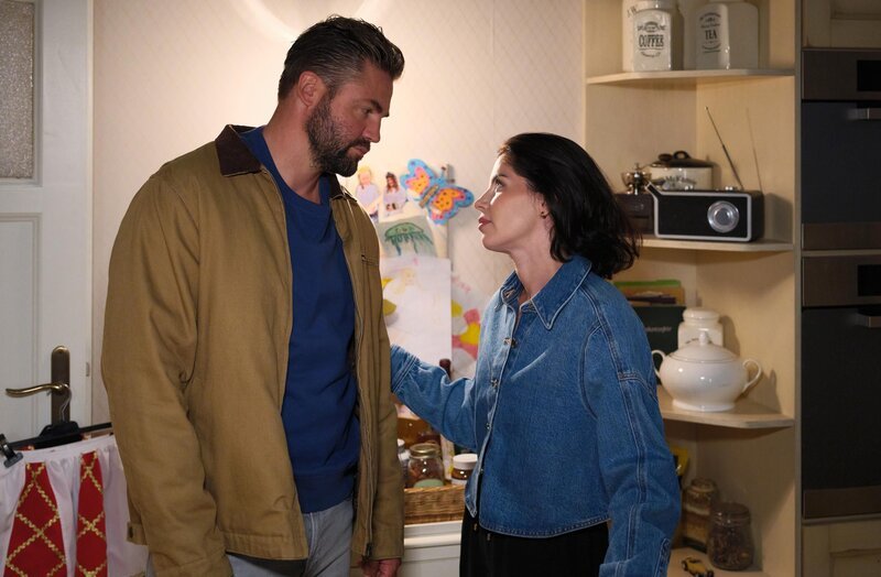 Bambi (Ben Heinrich) ist enttäuscht, als Sina (Valea Scalabrino) ihr Date absagen muss. – Bild: RTL /​ Stefan Behrens /​ Eine Aushilfe zum Verlieben