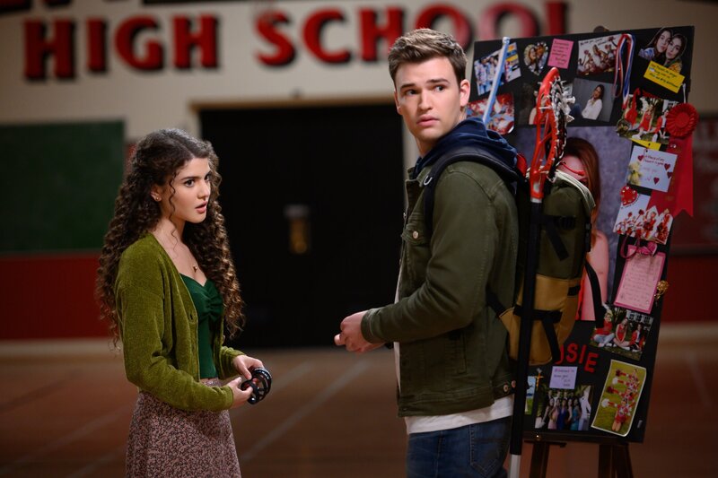 Veronica (Mellany Barros, l.); Billy Whitman (Burkely Duffield, r.) – Bild: The CW Network, LLC /​ Diyah Pera