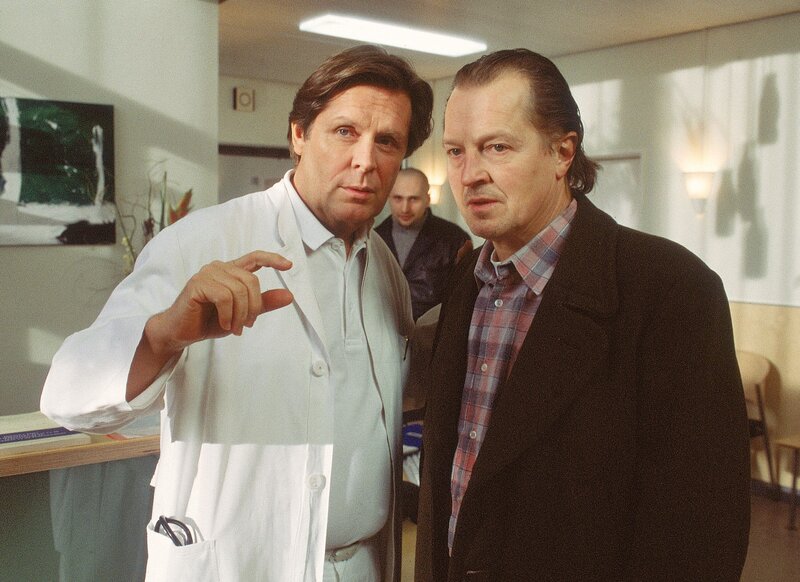 Dr. Stefan Frank (Sigmar Solbach, li.) erkennt schnell die Nöte des verzweifelten Erich Tiedtje (Paul Faßnacht), der als Analphabet und ohne die Hilfe seiner Frau in Panik gerät. Dr. Frank sagt ihm Hilfe zu. – Bild: RTLplus