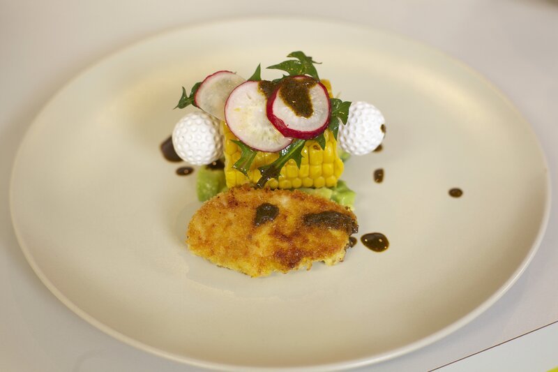 Hühnerfilets mit Avocadosalat und Currymaiskolben. – Bild: ORF 1