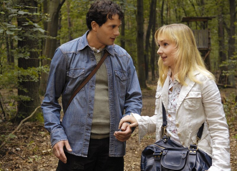 Wege zum Glück Kapitel 471, Elsa wird von Konrad aus dem gefährlichen Waldgebiet gerettet: Markus Frank als Konrad, Corinna A. Horn als Elsa – Bild: SRF/​ZDF