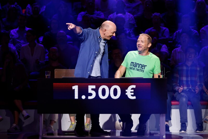 Rateteam-Kapitän Bernhard Hoëcker (l.) mit Komiker und Moderator Mario Barth (r.). – Bild: ARD/​NDR/​UFA SHOW & FACTUAL/​Morris Mac Matzen