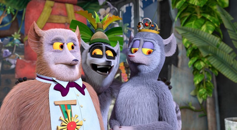 Inzwischen sind auch Barty (l.) und seine Frau Julienne (r.) im Königreich mit Onkel William im Schlepptau angekommen. Sie sind ein wenig irritiert wegen der chaotischen Zustände, doch Julien (Mitte) vermittelt und beruhigt sie. – Bild: ORF/​Universal