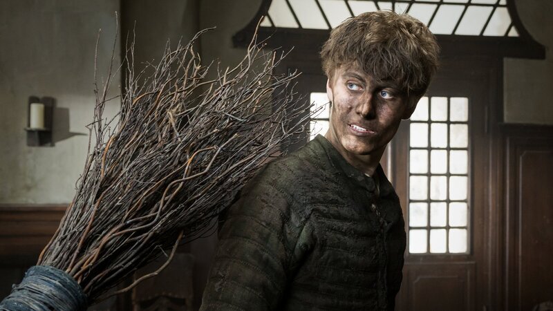 Der Zauberlehrling (Max Schimmelpfennig) hat den Besen nicht im Griff. – Bild: ZDF und Steffen Junghans