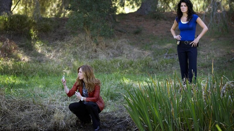 Die Ermittlungen in einem Mordfall führen Dr. Maura Isles (Sasha Alexander, l.) und Detective Jane Rizzoli (Angie Harmon) nach Massachusetts. Dort entnehmen sie eine Wasserprobe aus dem Fluss. Eine merkwürdige Entdeckung: Die Probe ist kontaminiert. – Bild: TVNOW /​ Warner Bros. International Distribution