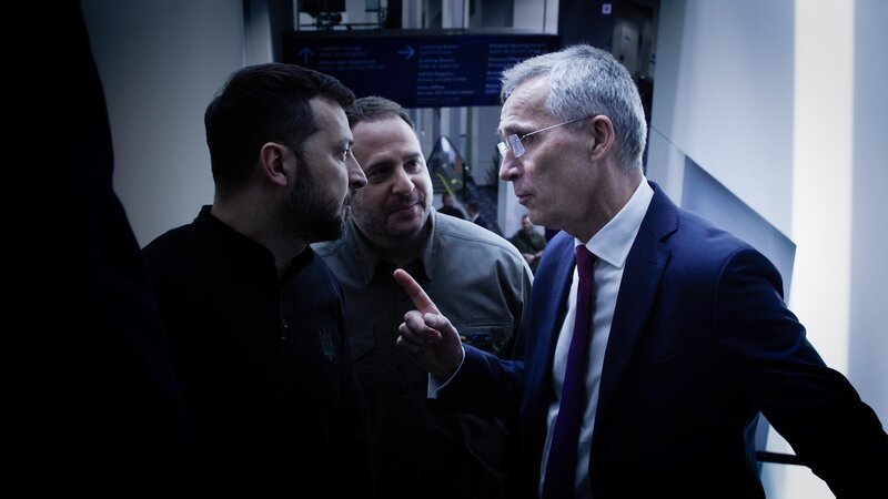 Wolodimir Selenskyj (l.) und Jens Stoltenberg (r.)  +++ Die Verwendung des sendungsbezogenen Materials ist nur mit dem Hinweis und Verlinkung auf RTL+ gestattet. +++ – Bild: RTL /​ Dox Division.