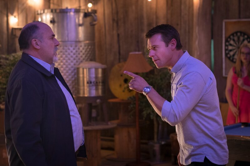 On right: Hugh Knight (Rodger Corser). – Bild: Fremantle Media Ltd.