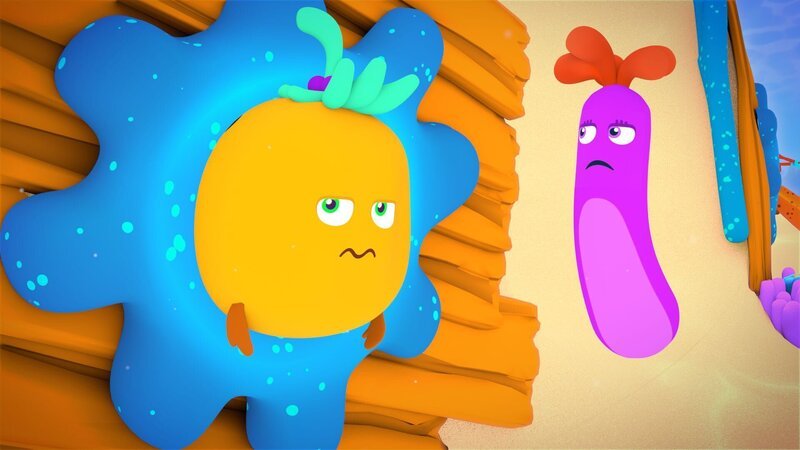 Buba (links) steckt im Fenster eines Schiffswracks fest, aber Keck (rechts) will nicht helfen. – Bild: KiKA/​Bigchild Entertainment