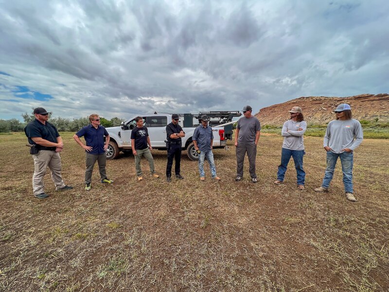 Erik Bard (l.), Thomas Winterton (m.), Jim Royston (4.v.r.), Travis Taylor (3.v.r.), Bryant ‚Dragon‘ Arnold (r.) – Bild: stan /​ © THE HISTORY CHANNEL /​ Prometheus Entertainment