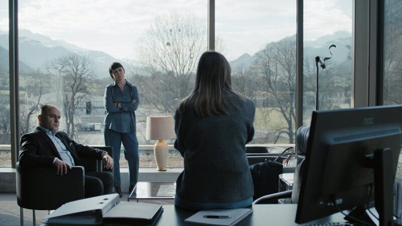 L’ultim Rumantsch Staffel 2 Folge 5 Nichts ist mehr, wie es einmal war – oder doch?: Marco Luca Castelli als Gion, Marietta Jemmi als Andrietta, Annina Hunziker als Ladina. – Bild: SRF/​RTR