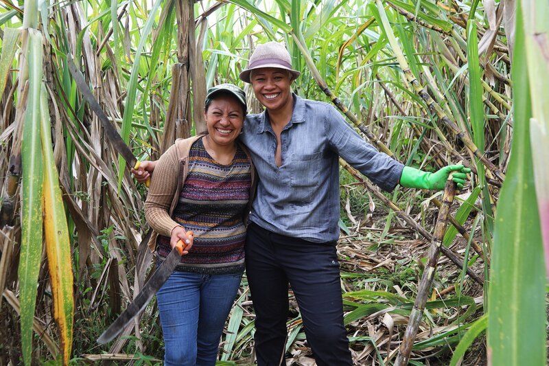 Amazing Hotels – Mashpi Lodge, Ecuador. Monica Galetti mit Miriam in Ecuador. – Bild: SRF/​BBC