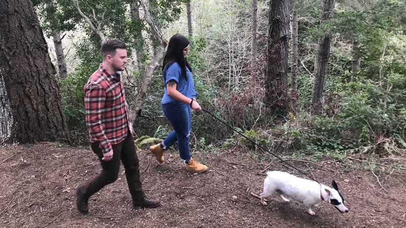Contributors Alec Swanson (L) and Lindsey Swanson (R) enjoy a hike on the Scarf Nature Trail with their dog, as seen on HGTV’s Beachfront Bargain Hunt. – Bild: HGTV /​ Discover Images /​ Discovery Communications, LLC.